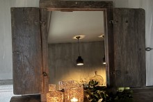 Oude luik met spiegel